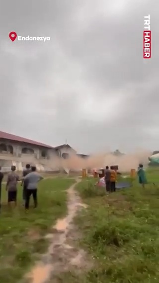 Endonezya'da şiddetli yağışın ardından bir okul binası çöktü.