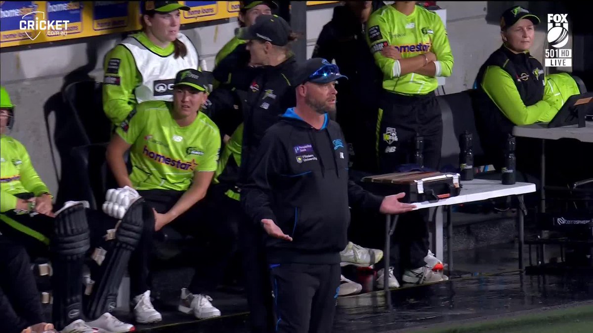 No one can believe it! With the Sydney Thunder needing just 3 runs to win, the match was abandoned 🫣 #WBBL11