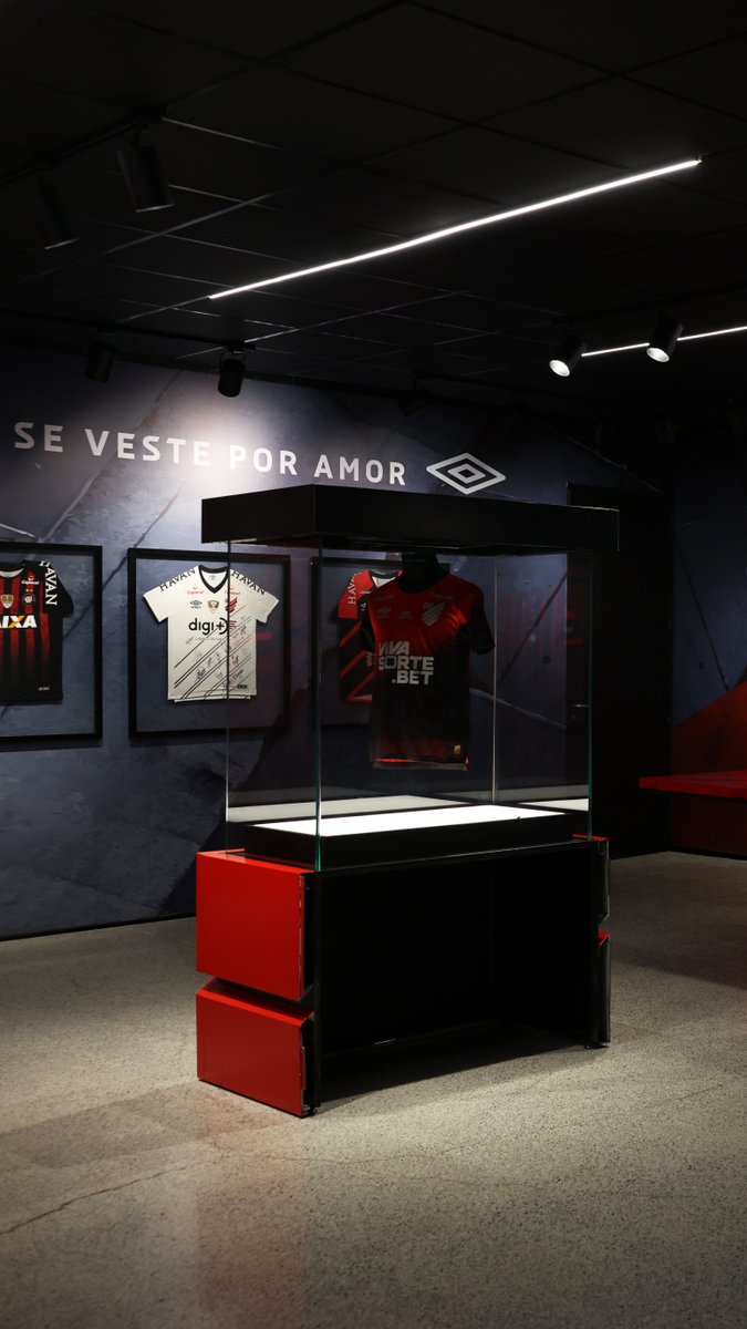 🤩 Assim ficou a Zona Mista #Umbro, novo espaço da Arena da Baixada dedicado à memória do nosso Furacão! O projeto, de autoria do clube, conta com o apoio da Umbro Brasil. O espaço possui referências e homenagens a ídolos rubro-negros, além de contar com a Cápsula Bicentenária. 🌪️ Quer conhecer a Zona Mista Umbro? O local estará aberto para visitação gratuita neste fim de semana. O estacionamento da Arena da Baixada também não será cobrado! As visitas serão neste sábado (29), das 10h às 18h, e neste domingo (30), das 10h às 17h, com acesso pelo estacionamento (Rua Brasílio Itiberê). Curtiu as novidades? Nas próximas horas, teremos mais! Fique ligado!