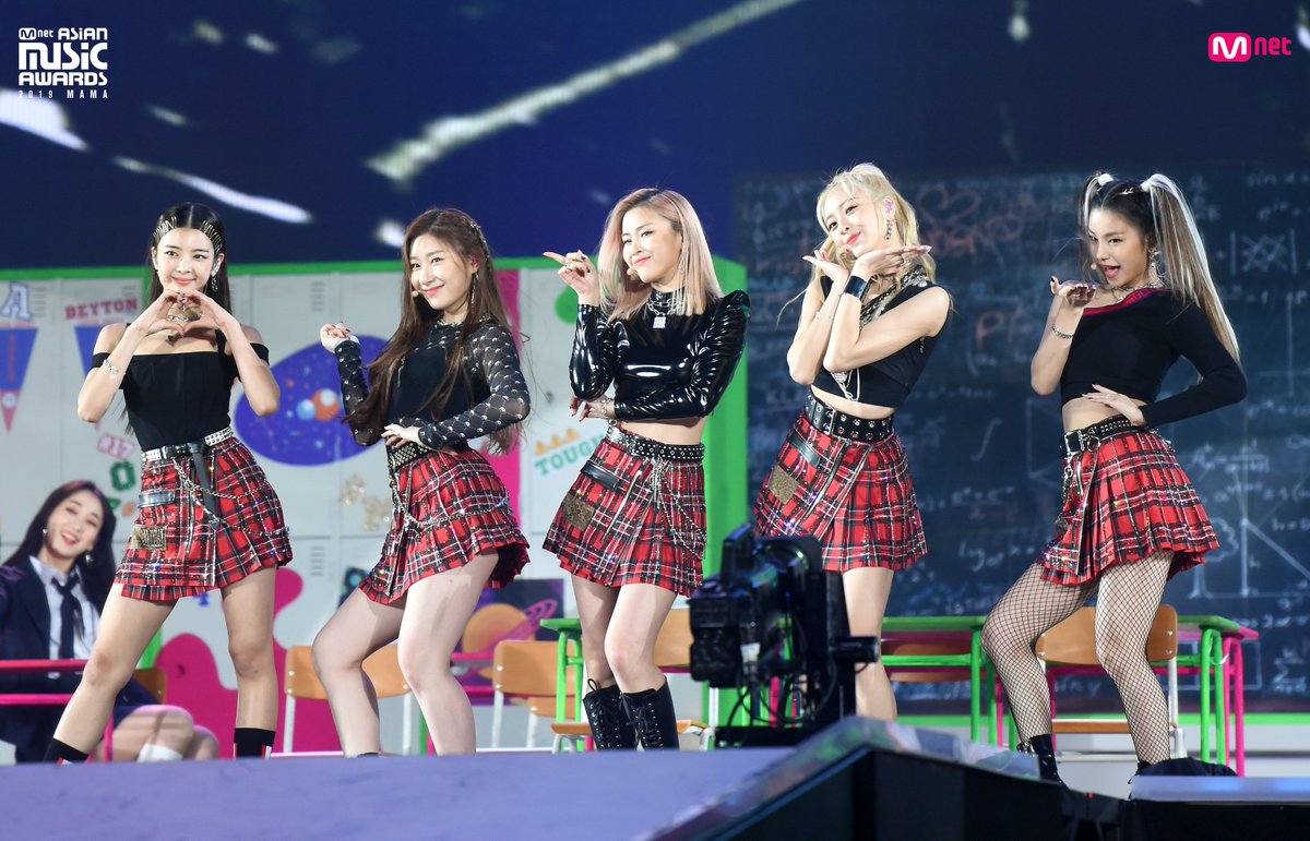 With today's ‘Fans’ Choice Female Top 10’ award, it marks ITZY's first MAMA award since their ‘Best New Artist’ trophy in 2019.
