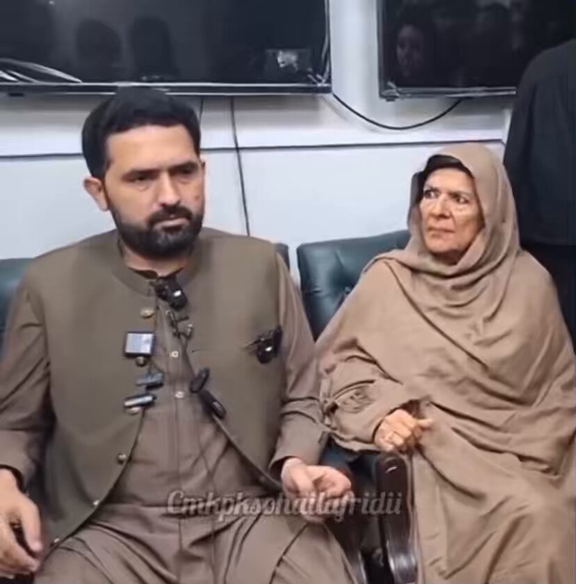 عمران خان کو نقصان پہنچانے کا سوچا تو ان کی نسلوں کو خطرہ ہو جائے گا ۔ علیمہ خان