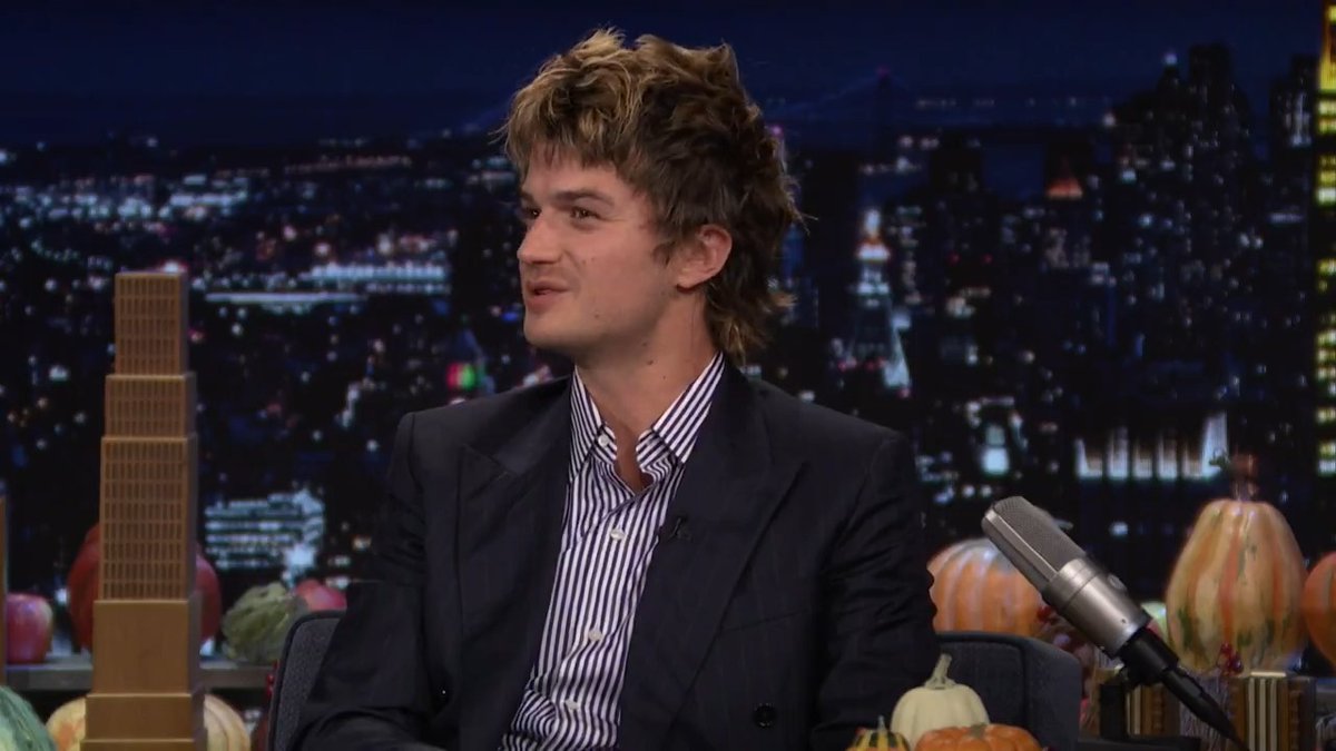 .Joe Keery thanks 6,000 crew members who worked on stranger things! #FallonTonight #StrangerThings #StrangerThingsOnFallon