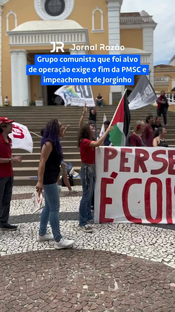🚨🇧🇷 Militantes de esquerda voltaram às ruas em Florianópolis (SC) gritando “quero o fim da Polícia Militar” após serem alvos da Operação Incursio. O ato reuniu o mesmo grupo investigado por invasões, coação e uso de crianças em manifestações, que agora tentam transformar a reação policial em narrativa de “perseguição”. 🇧🇷 Siga Jornal Razão
