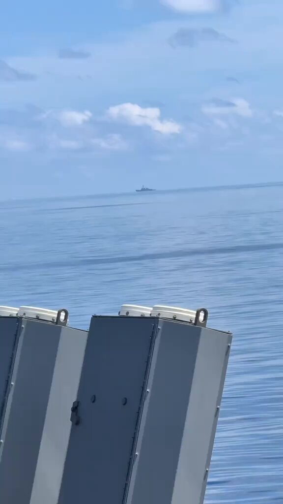 ‼️🇺🇸 Two Turnin, Two Burnin – USS Milius in Action 🔥 The sea is rolling and this destroyer is cutting through the waves as DDG 69 USS Milius shows its power. It is a guided missile destroyer with the Aegis system that can track air and missile threats with high accuracy. It carries vertical launch cells for Tomahawk and Standard Missiles and also uses a five inch naval gun for surface targets. Its sensors and sonar give it strong capability against submarines, making it a complete multi mission warship.