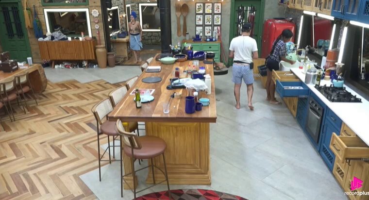 Nosso campeão Fabiano revelou que ViihTube, sua filha, já o chamou pra trabalhar com ela, mas preferiu ser somente pai dela, porque já brigaram muito por questões de trabalho. #AFazenda