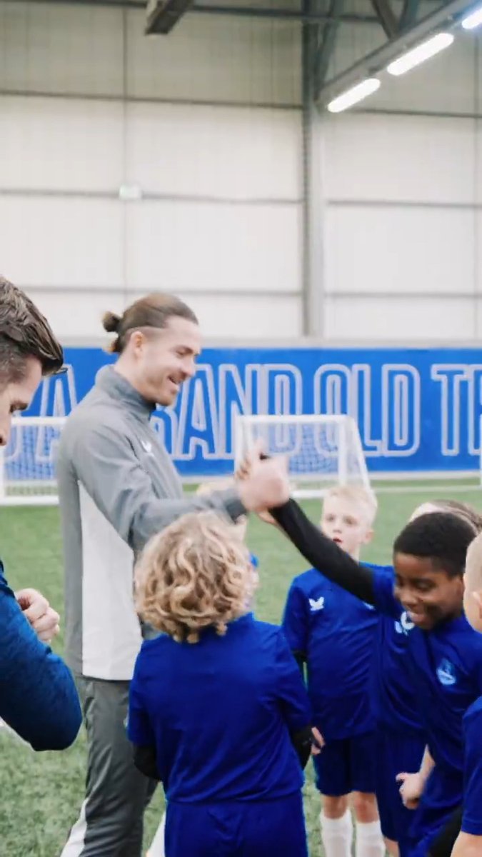 Wholesome content. 🤗 Ili and Jack dropped in at a training session for our Everton Academy Under-8s last week! 💙