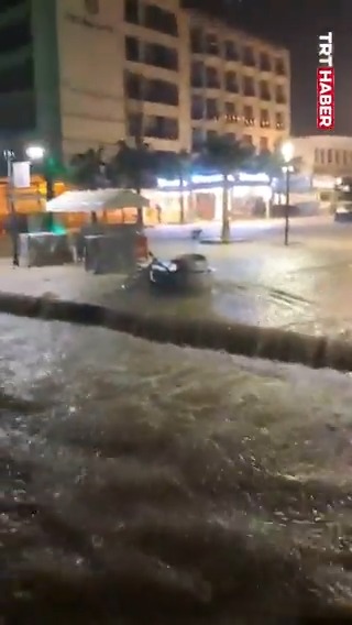 Çeşme'de deniz karayla birleşti. Sağanak nedeniyle cadde ve sokaklar göle döndü, ev ve iş yerlerini su bastı.