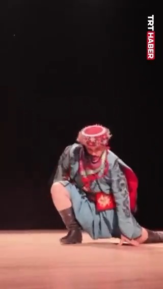 Gaziantep'te zeybek gösterisi sırasında ters hareket yapan dansçının çapraz bağları koptu.