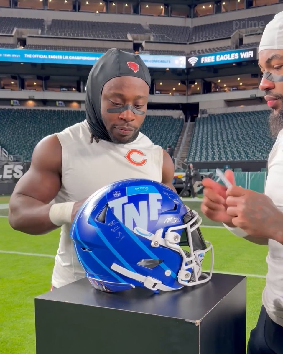 After monster performances, D’Andre Swift and Kyle Monangai sign the TNF helmet ✍️ #BlackFridayNFL