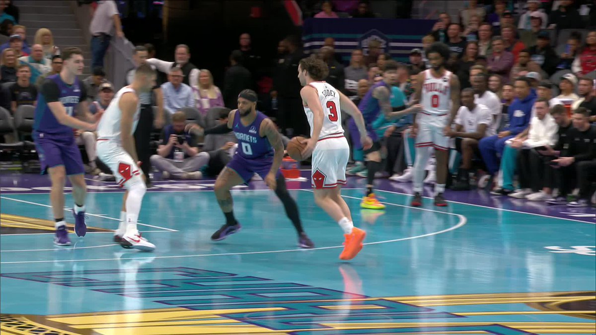 Matas with the one-hand reverse! MB | Chicago Sports Network
