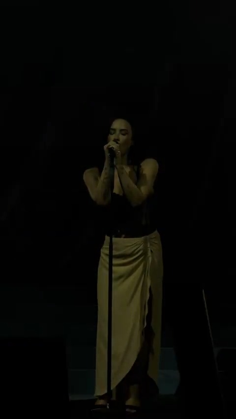 pois é só colocar "let you go - demi lovato" no spotify pra te curar