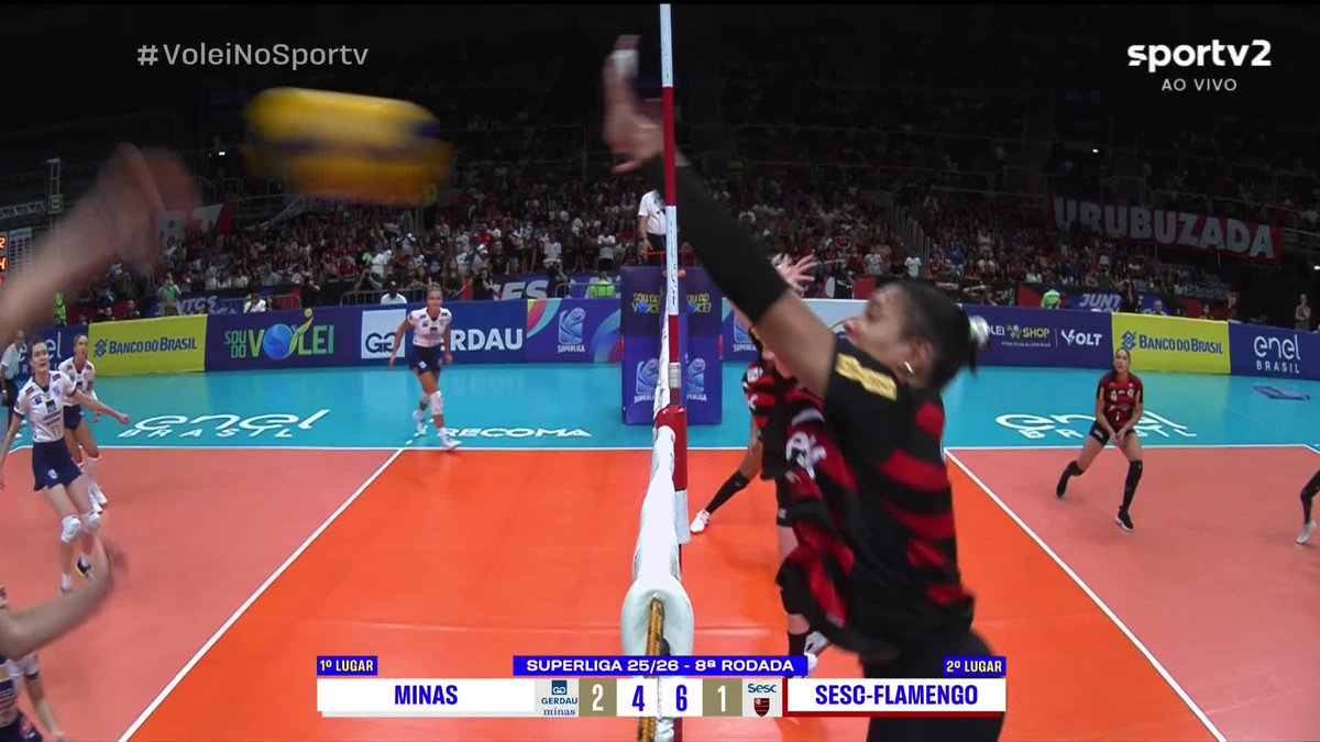 #Superliga 🇧🇷: SESC FLAMENGO 3–2 MINAS In the clash of the undefeated at the Maracanãzinho, Sesc Flamengo came out on top with a 5-set win, led by an outstanding performance from MVP Simone Lee 🇺🇸. The American outside hitter delivered 25 points, including five blocks. And check out this one on Julia Kudiess… wow! 📺 Relive it on VBTV: 📹: SporTV / VBTV 🏐 #Volleyball #Volei