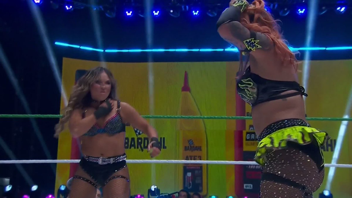 .Valerie Loureda just keeps going 😮💨 Stream Lucha Libre AAA Worldwide Alianzas here: