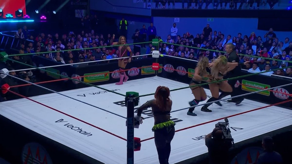 La Hiedra gives Lola Vice a taste of her own medicine at AAA in Puebla 😳