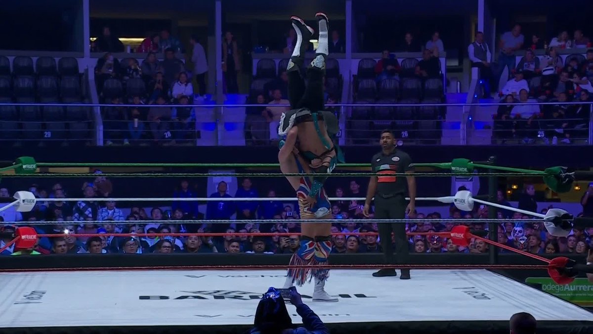 El Grande Americano is taking control of this match! 💪 Stream Lucha Libre AAA Worldwide Alianzas here: