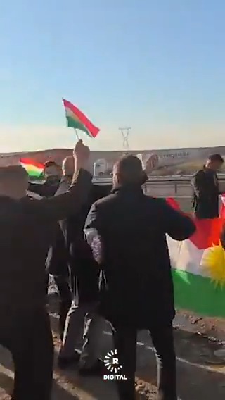 #VÎDEO - Xelkê Şirnexê bi Alaya Kurdistanê çûye ser rêya Zaxo û Cizîrê û bi coşeke mezin li benda Serok Mesûd Barzanî ye 📌Serok Mesûd Barzanî dê tevlî Sempozyuma Melayê Cizîrî bibe