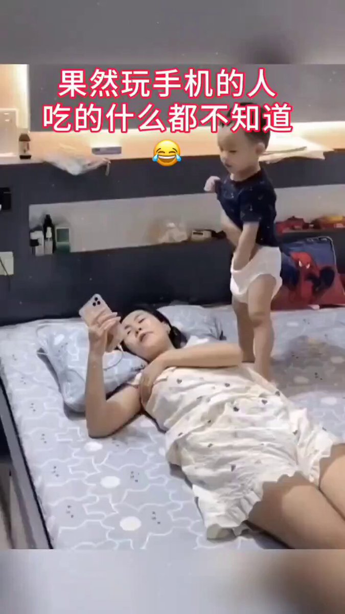 אמא מכילה הכל. תינוק סיני מאכיל את אמו במשהו מוזר. אבל ההבעה על פניה אומרת שזה טעם מוזר. الأم تحتوي على كل شيء. طفلة صينية تُطعم أمها شيئًا غريبًا. لكن تعبير وجهها يوحي بأن طعمه غريب. Una madre lo tiene todo. Un bebé chino le da de comer algo extraño. Pero su expresión revela que sabe raro. 母親はすべてを包んでいる。中国の赤ちゃんが母親に奇妙なものを食べさせる。しかし、母親の表情は、それが変な味だと物語っている。 A mother contains everything. A Chinese baby feeds her mother something strange. But the expression on her face says it tastes strange.