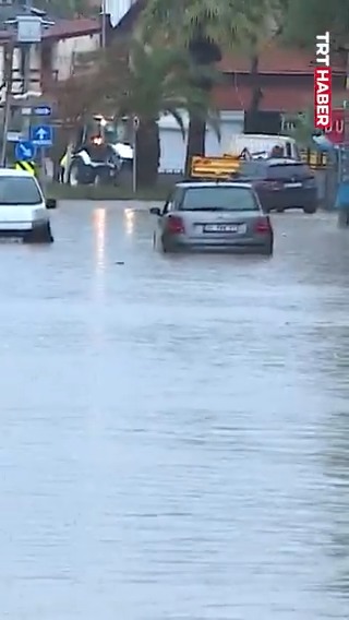 İzmir Çeşme'de sağanağın etkileri sürüyor. Sürücüler, göle dönen sokaklarda ilerlemekte güçlük çekiyor.