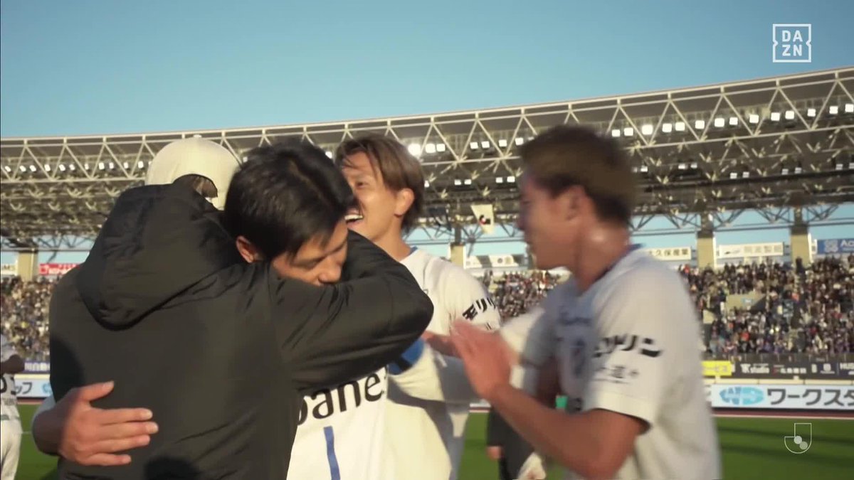 ㊗️全員で獲った、待望の瞬間🙌 様々な強い想いを持って臨んだ今シーズン V・ファーレン長崎が クラブ史上2度目、8年ぶりのJ1昇格を決めた🎉 🏆明治安田J2第38節 🆚徳島×長崎 📺#DAZN ライブ配信中 #Jみようぜ #Jリーグ #だったらDAZN