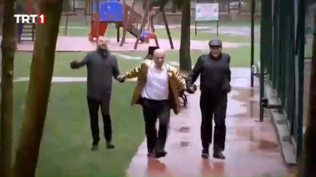 Annem: “Kaç yaşına geldin, artık biraz büyü!” O sırada arkadaşlarım ve ben: