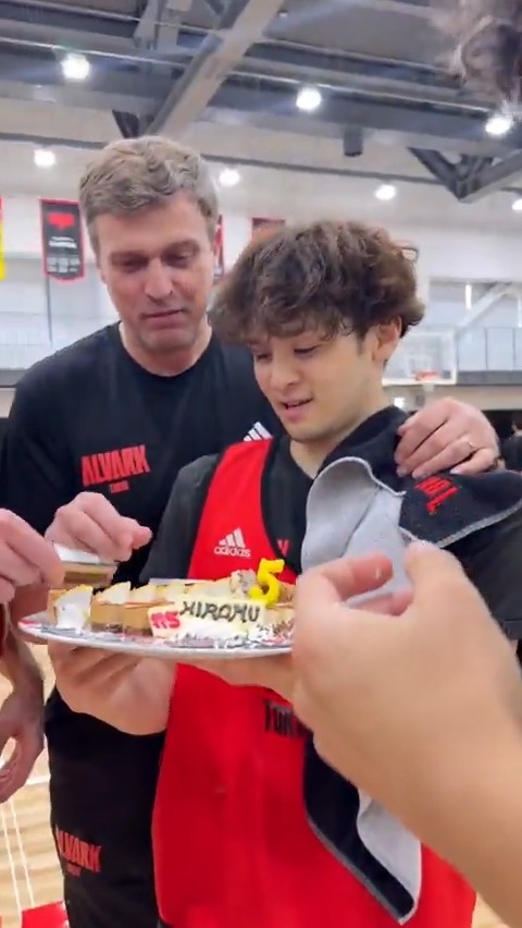 🧁𝑯𝒂𝒑𝒑𝒚 𝑩𝒊𝒓𝒕𝒉𝒅𝒂𝒚, 𝑯𝒊𝒓𝒐𝒎𝒖 🍰 アルバルク東京で初めての誕生日を迎えた#5 中村浩陸選手🐏アルバルクスタイル？のお祝いにも笑顔が溢れる時間でした😊 #アルバルク東京 #GRITUP #5才ではなく背番号5