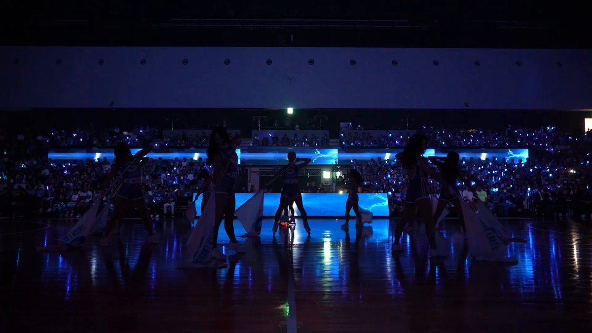 📺YouTube更新🎥 【INSIDE LAKES CHEER】 オープニングパフォーマンス初披露までの道のり 🔗 ━━━━━━━━━━━━━━━ “全員がSロゴフラッグを掲げる”新たなオープニングパフォーマンスに挑んだレイクスチアリーダーズ。 ディレクターがパフォーマンスに込めた想い。 メンバー一人ひとりの熱意と努力。 練習からホーム開幕戦という初舞台へ その道のりに密着した。 #レイクスチア #滋賀レイクス #GetHyped