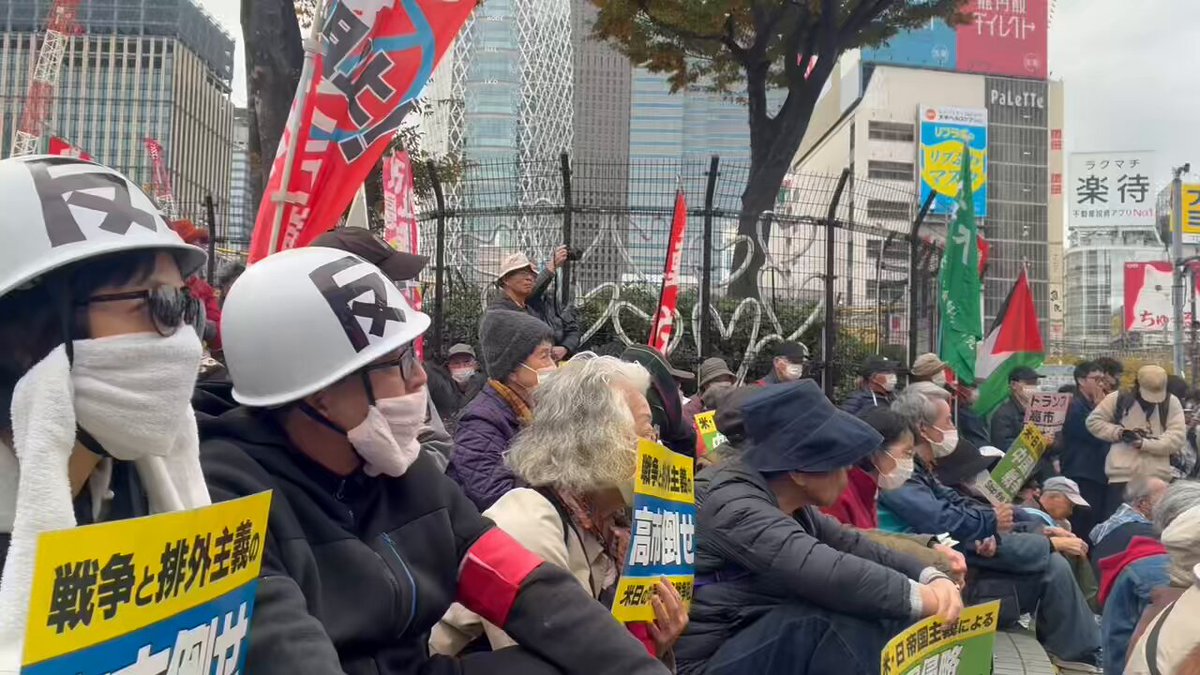 新宿反戦デモ！！ 新宿東口にて集会中です！