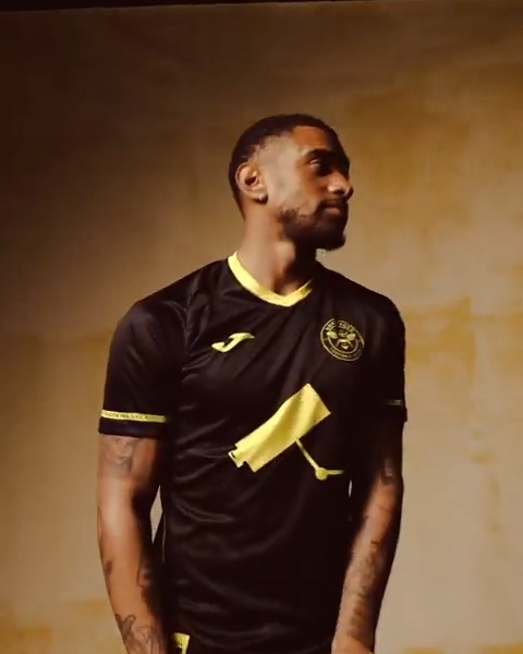 Brentford FC 🤝 @hard_Fi A west London classic bought to life by @jomasport