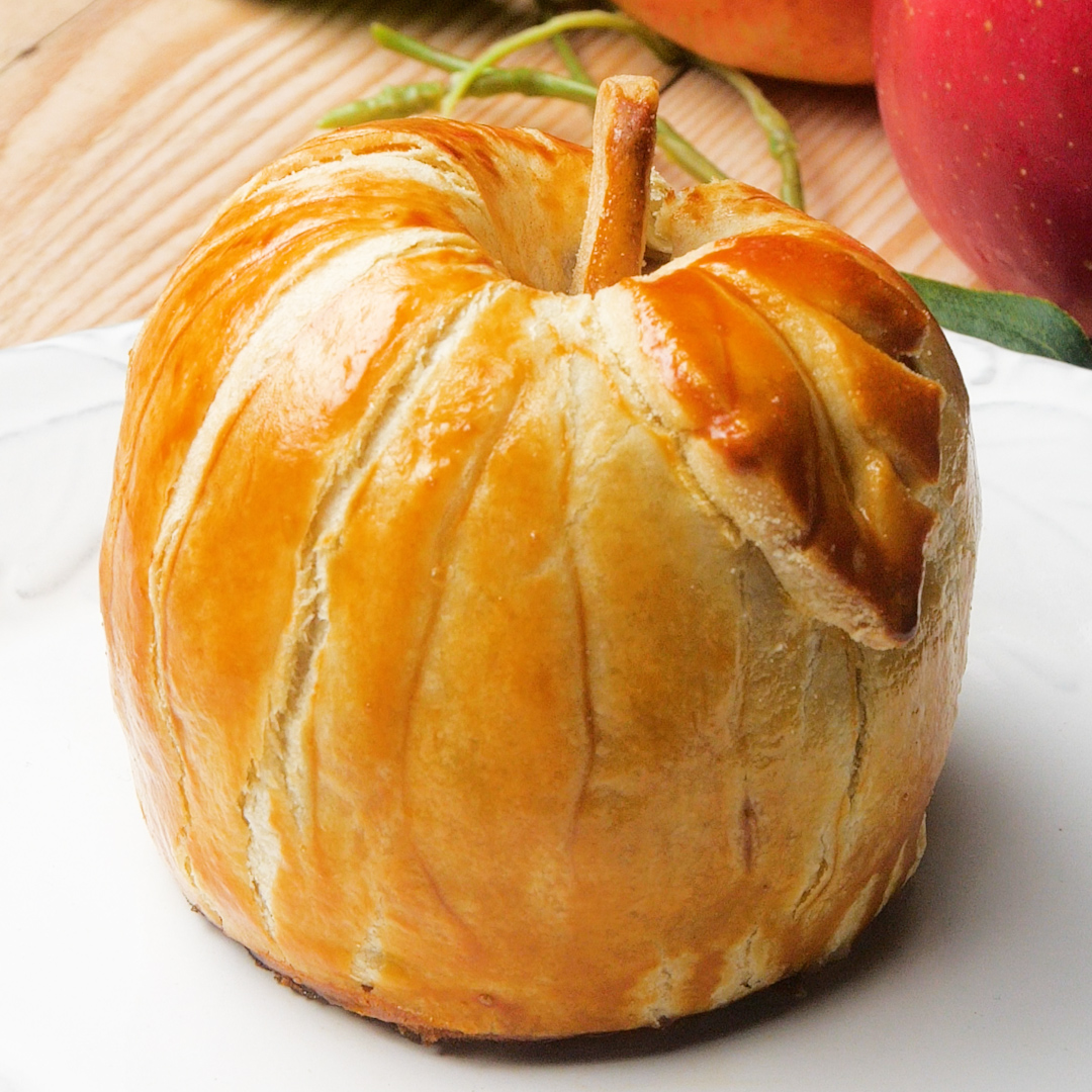 【リンゴは丸ごと包むべし！】「簡単なのに映えます！」丸ごとアップルパイ / Whole Apple Pie🍎🍴