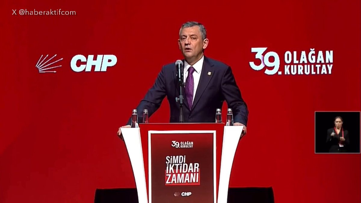 CHP Lideri Özgür Özel, kurultay konuşmasında sözlerinin sonuna yaklaşırken Nâzım Hikmet'ten "Güneşi İçenlerin Türküsü" şiirini okuyor. Tüm salon ayakta eşlik ediyor.