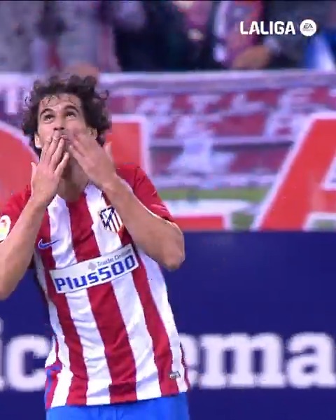 Ahora que ha salido lo de Tiago Mendes viviendo un partido en el fondo sur del Metropolitano, es un gran momento para recordar el pedazo de futbolista que fue. Leyenda del Atlético de Madrid.