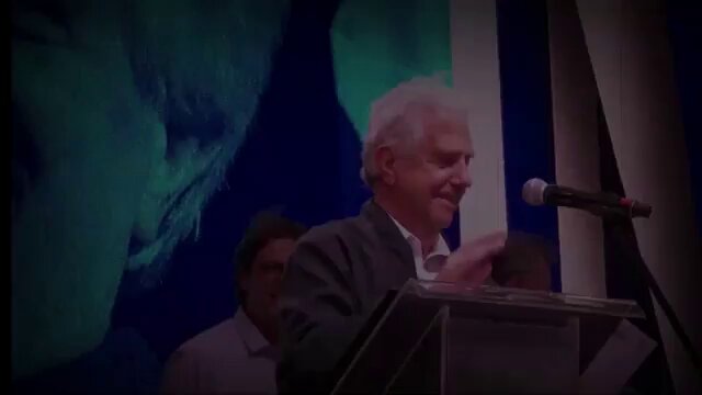 🇪🇸 | La cuenta 'En el nombre de Ábalos' comparte el siguiente poema: «No te rindas, aún estás a tiempo de alcanzar y comenzar de nuevo, aceptar tus sombras, enterrar tus miedos, liberar el lastre, retomar el vuelo. No te rindas que la vida es eso, continuar el viaje, perseguir tus sueños, destrabar el tiempo, correr los escombros y destapar el cielo. No te rindas, por favor no cedas, aunque el frío queme, aunque el miedo muerda, aunque el sol se esconda y se calle el viento, aún hay fuego en tu alma, aún hay vida en tus sueños, porque la vida es tuya y tuyo también el deseo, porque lo has querido y porque te quiero. Porque existe el vino y el amor, es cierto, porque no hay heridas que no cure el tiempo, abrir las puertas, quitar los cerrojos, abandonar las murallas que te protegieron. Vivir la vida y aceptar el reto, recuperar la risa, ensayar el canto, bajar la guardia y extender las manos, desplegar las alas e intentar de nuevo, celebrar la vida y retomar los cielos. No te rindas, por favor no cedas, aunque el frío queme, aunque el miedo muerda, aunque el sol se ponga y se calle el viento, aún hay fuego en tu alma, aún hay vida en tus sueños, porque cada día es un comienzo nuevo, porque esta es la hora y el mejor momento, porque no estás sola, porque yo te quiero».