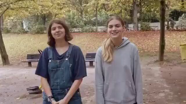 🇫🇷 Deux jeunes étudiantes se sont engagées à donner des cours à des migrants illégaux, souhaitant ainsi les aider à mieux s'intégrer dans notre société. 🗣️ Que pensez-vous qu’il va leur arriver ?