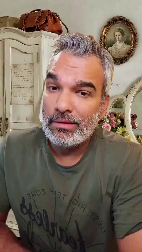 رئيس شركة ستاربكس يتوسل بالناس من أجل وقف المقاطعة التي يقول بنفسه أنها "أضرت بالعلامة التجارية وبشركائها الآخرين حول العالم". ناشط يرد: "مؤسف أنك تتعرض للمقاطعة بسبب مشاركتك الفعلية في دعم جيش يرتكب جرائم بحق الأطفال، مؤسف أن علامتك التجارية تضررت بالمقاطعة وأنت تدعم إسرائيل".