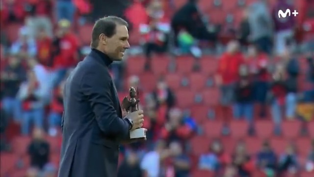👏 Rafa Nadal recibe el primer Dimoni d’Honor. RCD Mallorca #LaCasaDelFútbol #LALIGAEASPORTS