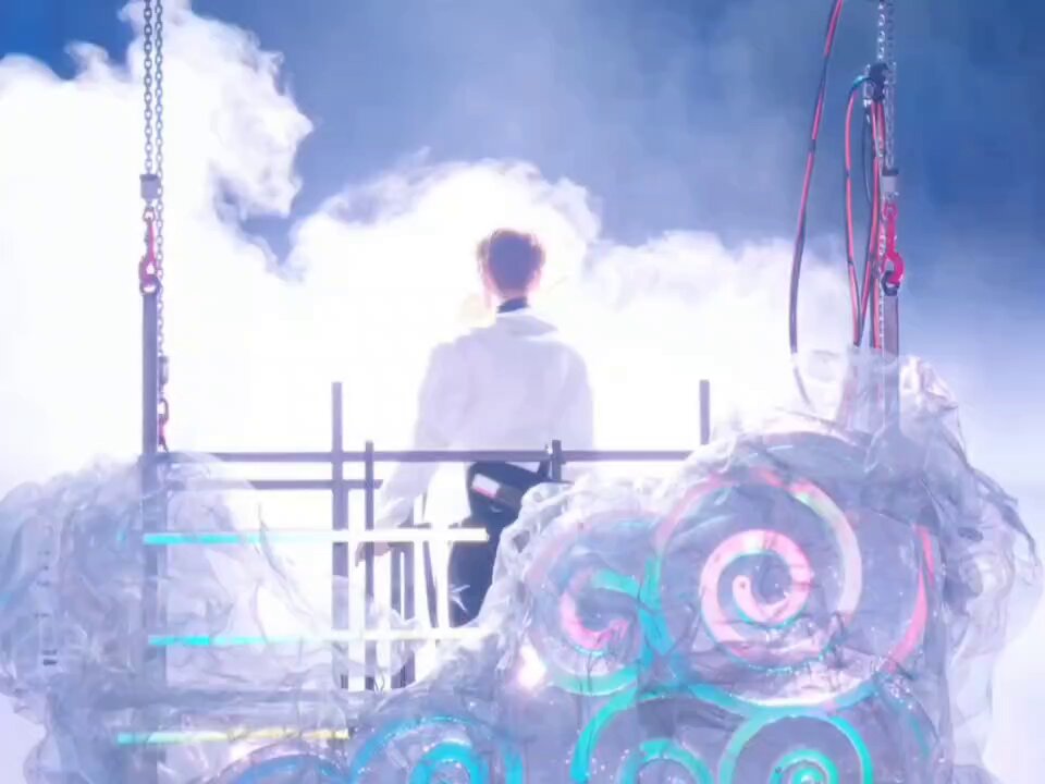 SEUNGMIN'S DIVINE INTRO ON THE CLOUD!!!