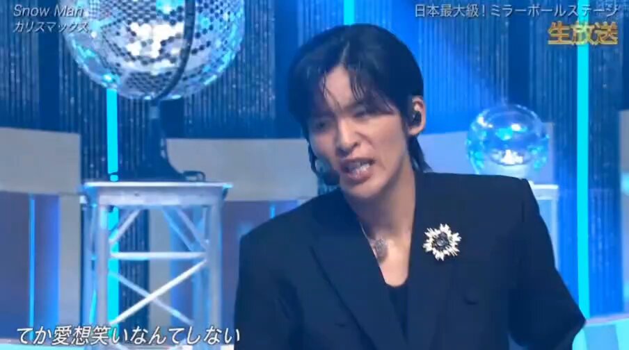 後ろで何してるんやろと思ったらミラーボール取ってくるくる⋯ あざとい警察のNo.2💛横に居るのに⋯確信犯！w そしてちゃんと元通りにするとこねw 好きだばかぁぁぁぁ💚💚💚💚💚