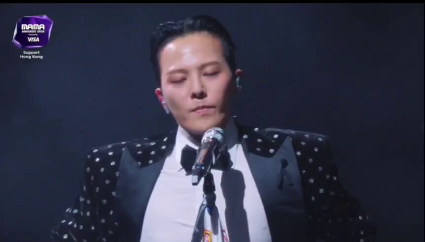I always find GD hot whenever he's pissed. The way he aggressively removes his tie &amp; and opens the top 2 buttons of his dress shirt 😳 #MAMAAWARDS #MAMA2025 #GDRAGON2025 #지드래곤 G-DRAGON