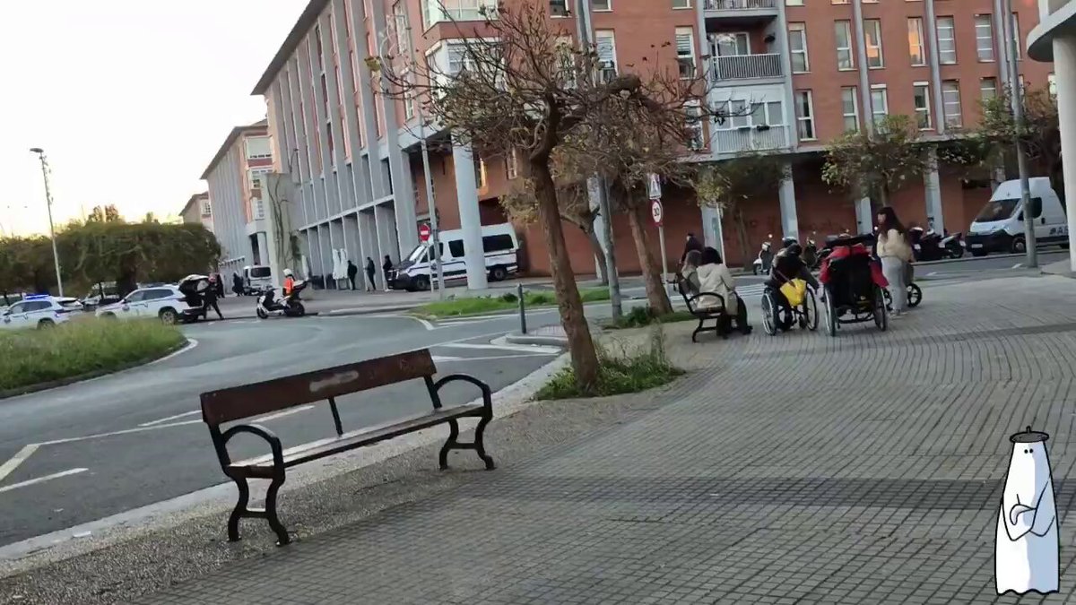 📩 Carta dirigida a Bingen Zupiria Lo ocurrido ayer en el paseo de Sagastieder requiere una explicación pública urgente. La instalación de una supuesta “carpa informativa” de Vox derivó en un despliegue policial totalmente desproporcionado: alrededor de cien agentes de la Ertzaintza, más de una veintena de vehículos y un perímetro completamente cerrado al que ningún vecino podía acceder. La contradicción era evidente: ¿cómo puede llamarse informativa una carpa a la que no se permite acercarse absolutamente a nadie? En la práctica, la carpa no informaba: simplemente provocaba. A esto se añade el impacto económico generado por la propia decisión institucional. Todos los negocios dentro del perímetro se vieron obligados a cerrar desde el primer minuto, sin alternativa, aviso previo ni compensación. Y cuando comenzaron los pelotazos y la tensión policial, los locales colindantes, que aún permanecían abiertos, también tuvieron que bajar la persiana. Recordemos que esto ocurrió en viernes, el día de mayor facturación semanal para hostelería y comercio. Las pérdidas económicas fueron significativas, y totalmente evitables. Y aquí surge otra pregunta que hasta ahora nadie ha respondido: ¿Cuánto cuestan a la ciudadanía despliegues policiales como el de ayer? Cien agentes, más de veinte vehículos, horas extra, material, logística… ¿De qué partida sale ese dinero? ¿Y por qué debe asumirlo el barrio y el conjunto de contribuyentes para proteger una carpa que no cumplía su propia razón de ser? Los vecinos de Intxaurrondo protestaron —con absoluta legitimidad— ante una presencia que no venía a informar, sino a tensar un espacio de convivencia. La respuesta, una vez más, fue cargas, pelotas y un clima hostil que nadie del barrio había pedido. Por todo ello, le traslado estas cuestiones de forma directa: ¿Quién autorizó la instalación de esa carpa en un entorno de ocio un viernes? ¿Quién decidió un despliegue policial tan desproporcionado? ¿Quién asume la responsabilidad por las pérdidas económicas de los comercios? ¿Cuánto nos cuestan estos operativos? Intxaurrondo merece tranquilidad, respeto y sentido común, no montajes que bloquean calles, hunden la actividad económica y generan tensiones artificiales. A la espera de explicaciones claras y públicas,