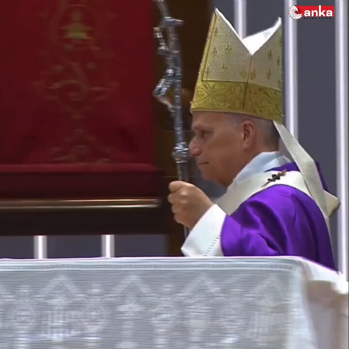 Papa XIV. Leo, İstanbul’da ayin düzenliyor.