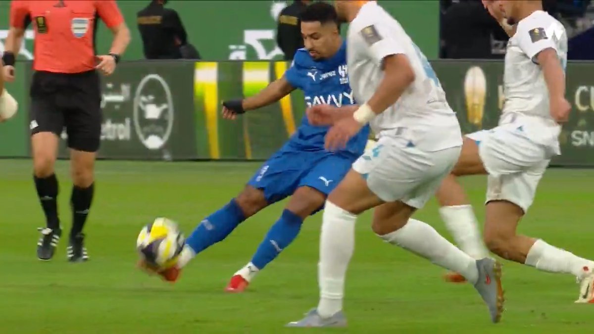 تسديدة من سالم الدوسري 🚀 تمرّ بعيدة عن مرمى الفتح 🥅 #الهلال_الفتح | #أغلى_الكؤوس