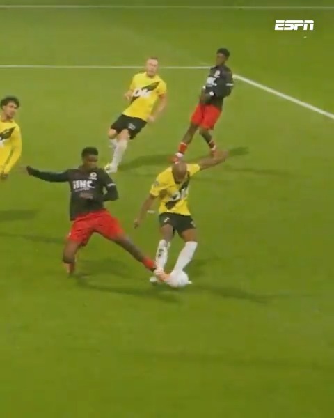 Excelsior krijgt een penalty na een overtreding van Denis Odoi ๐ง Eens met de beslissing van Serdar Gรถzรผbรผyรผk? ๐