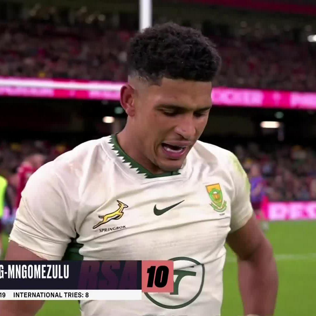 Sacha Feinberg-Mngomezulu gets another one ✨ Quick thinking from the Springbok flyhalf and he's straight up the guts for an eighth of the season 💪 📺 Stream live: #SSRugby | #QuilterNS