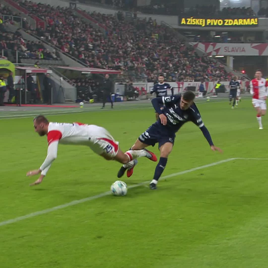 Po faulu na Tomáše Chorého byla nařízena penalta, kterou proměnil Mojmír Chytil. ✅ Byl podle vás nařízen pokutový kop správně? 🤔 #OneplaySport | #ChanceLiga