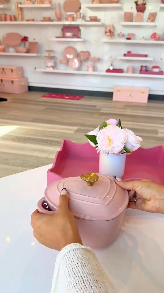 This dutch oven is now on sale on @Amazon! It's such a cute gift for all of the pink lovers in your life this holiday season! 💖 🎥: @ ParisHiltonHome on TikTok!