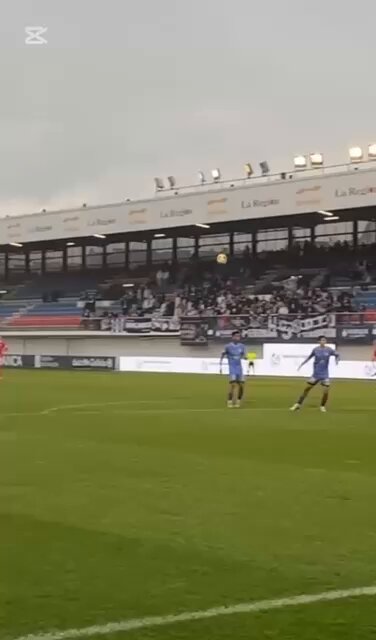 Es increíble que en estas alturas y con el VAR en Primera Rfef, este gol se anule por mano de mi compañero Aaron, no hace falta comentar nada más. Y que se dé legal el del equipo rival.