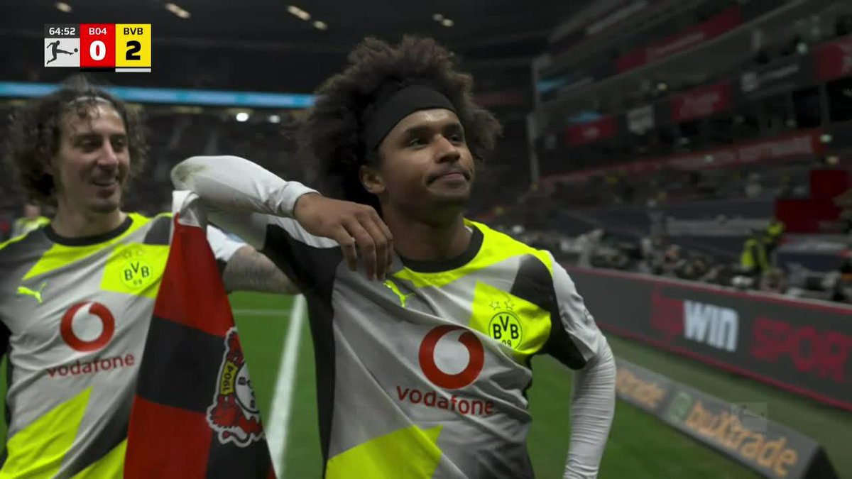FESTEJO CON AURA: Adeyemi marcó el 2-0 de Borussia Dortmund ante Bayer Leverkusen. 📺 Mirá la #Bundesliga por #DisneyPlus Plan Premium