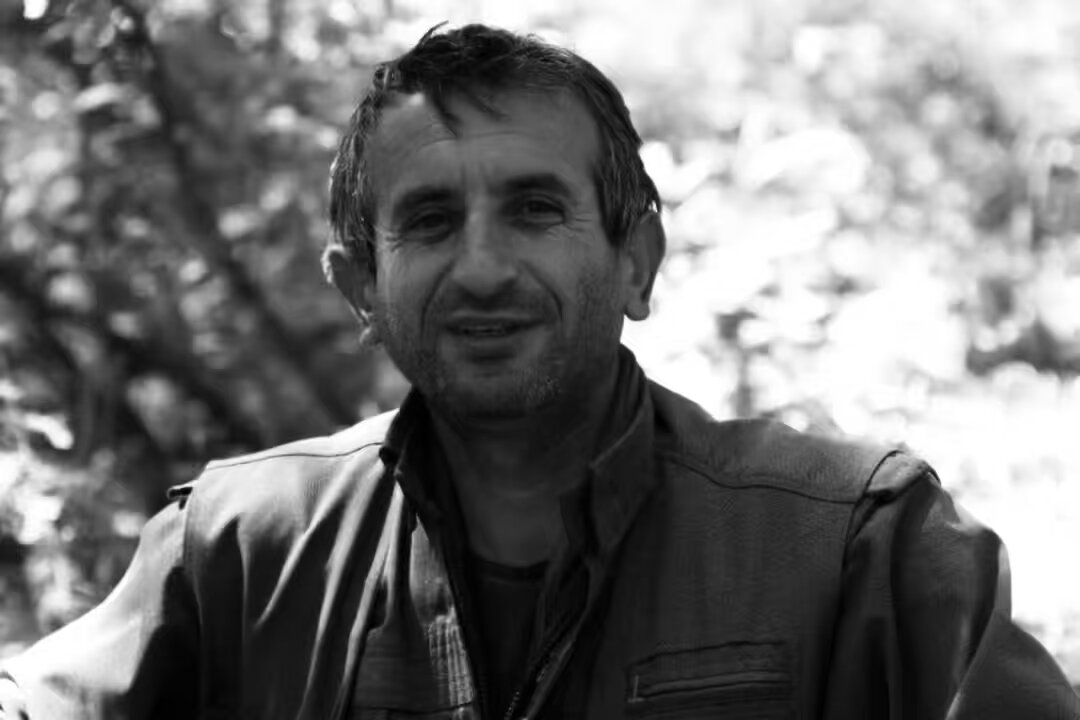 Şehit Atakan Mahir yoldaşın demokratik modernite bağlamında toplumsal gelişim, halk örgütlenmeleri parti inşası ve bireyin dönüşümü üzerine geliştirdiği somut tespit ve değerlendirmeler bugün de geçerliliğini koruyan Önderlik perspektifimizin doğruluğunu bir kez daha kanıtlamaktadır.