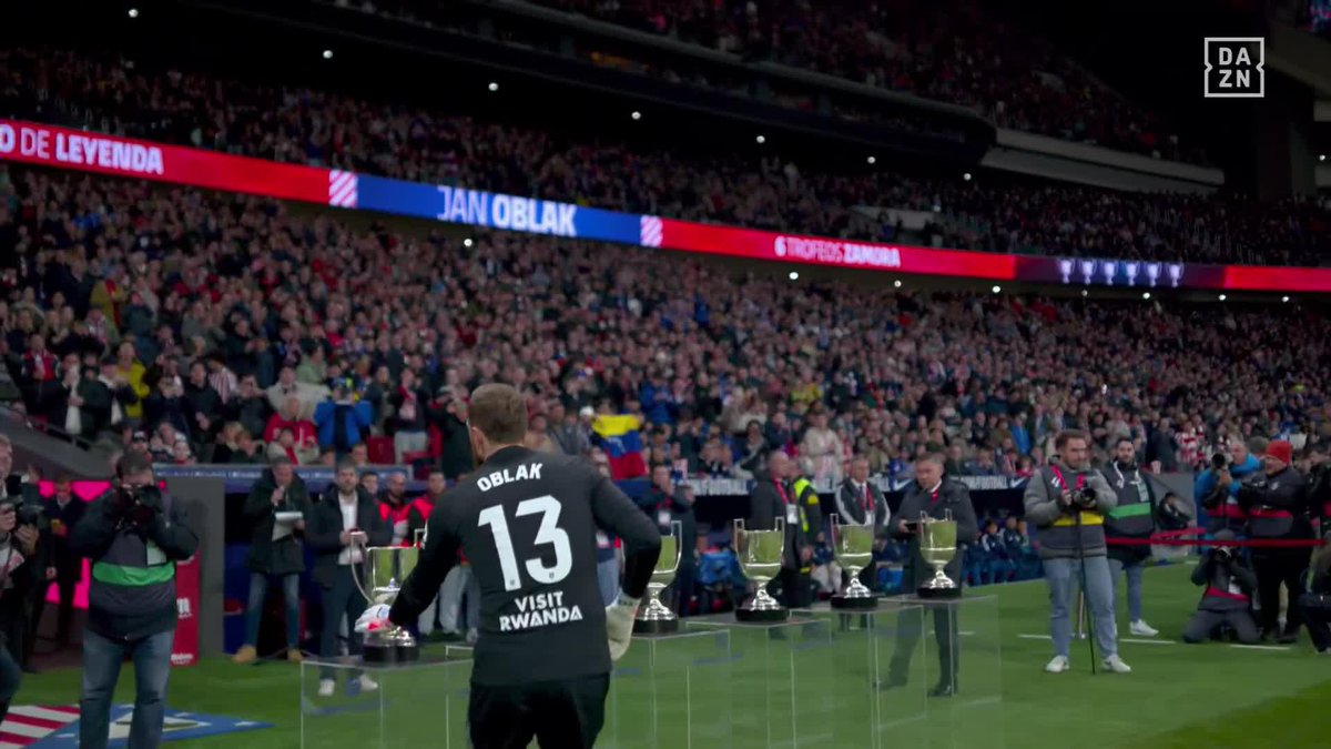 JAN, ERES HISTORIA DEL FÚTBOL ESPAÑOL ✨ Oblak enseña su sexto trofeo Zamora al Metropolitano. Nadie ha conseguido más que él #LALIGAenDAZN ⚽