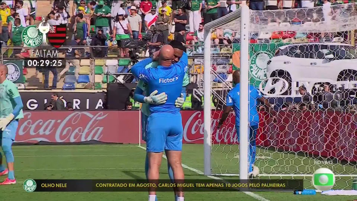 O abraço e a conversa ao pé do ouvido do preparador de goleiros do Palmeiras com Carlos Miguel antes da final da Libertadores. 🎥 TV Globo 📺 | ge